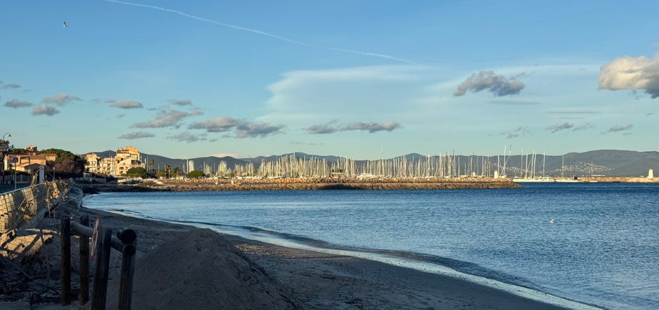 blue lagon locations de vacances a hyeres depuis 2000.