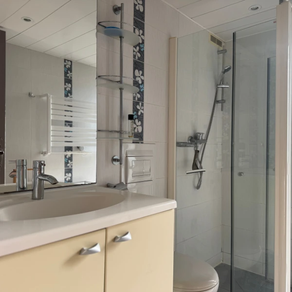 Salle de bain de l'appartement de vacances a hyeres l'amiral chez blue lagon