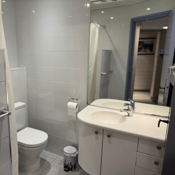 Présentation d'une jolie salle de bain dans l'appartement de vacances le capitaine avec blue lagon a hyeres