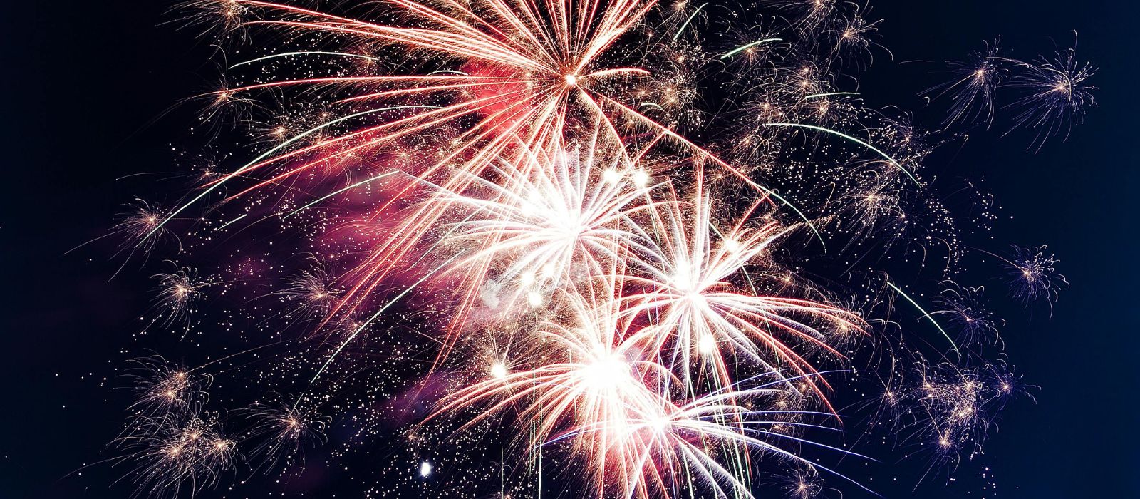 activité feu d'artifice a hyeres chaque semaine blue lagon hyeres